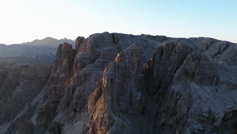 Panorama-Cinematográfico-Con-Drones-De-Los-Dolomitas,-Que-Muestra-La-Armonía-De-La-Naturaleza-A-Medida-Que-Despierta-El-Día,-Con-La-Grandeza-De-Las-Montañas-Resaltada-Por-El-Abrazo-Del-Amanecer.