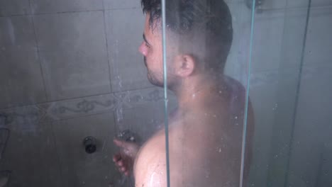 el hombre promedio se está duchando