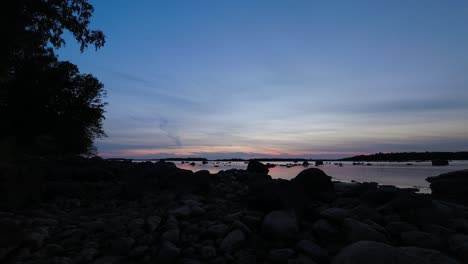 Wunderschöner-Sonnenuntergangsübergang-Zur-Blauen-Stunde-An-Einem-Felsigen-Strand