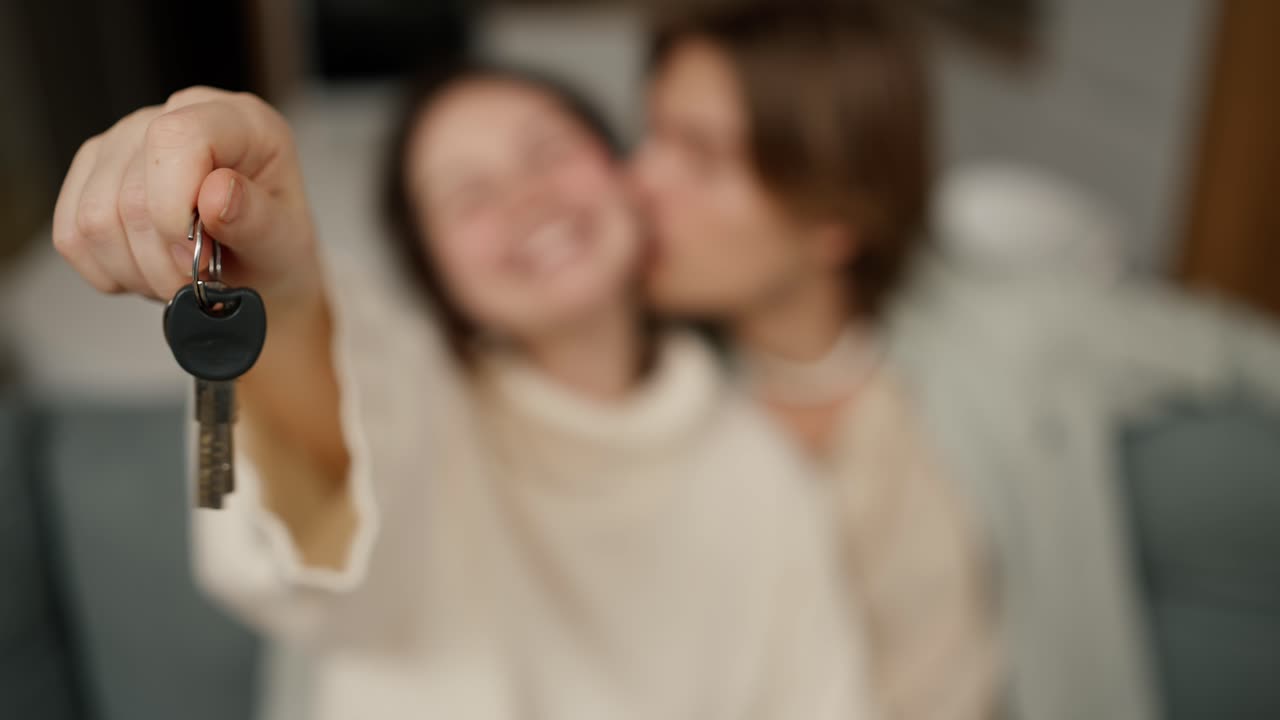 una pareja de imágenes borrosas en la sala de estar muestra las llaves de la primera casa