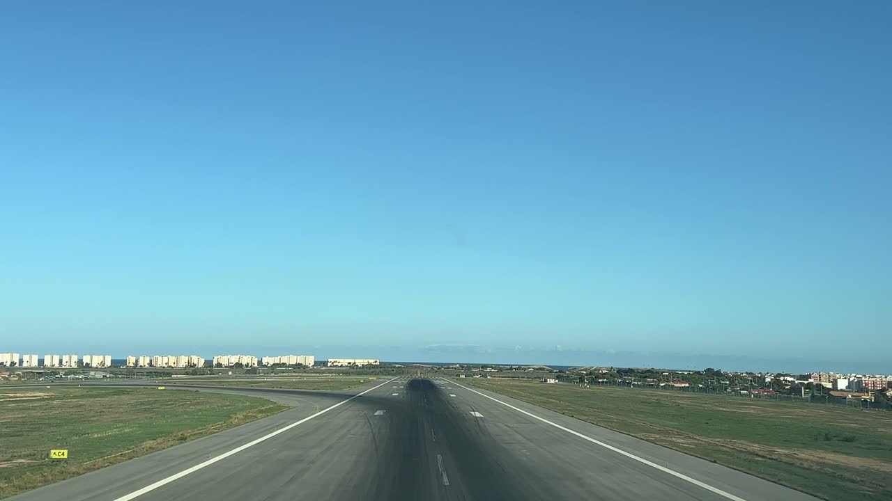 despegue en tiempo real de un aeropuerto costero visto por los pilotos con el mar mediterráneo por delante