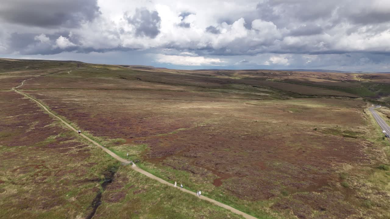 gente caminando por el estrecho sendero en hope valley, peak district, inglaterra
