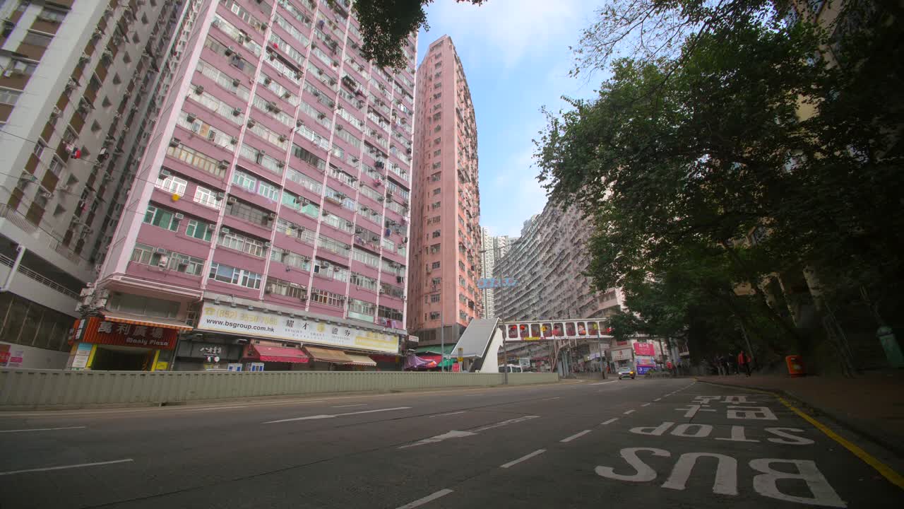 calle tranquila en la zona urbana de hong kong