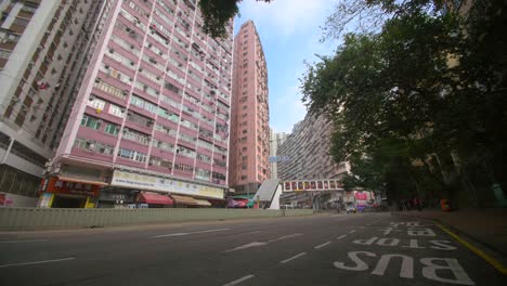 calle tranquila en la zona urbana de hong kong