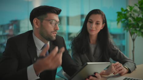 personas de negocios felices que disfrutan trabajando juntas en la oficina
