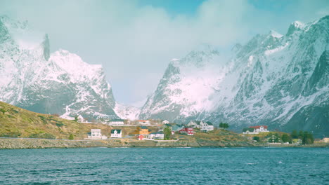 Häuser-In-Reine,-Norwegen