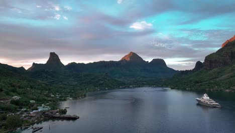 moorea, polinesia francesa - volando en la bahía de cook con fuertes vientos - retirada del avión no tripulado