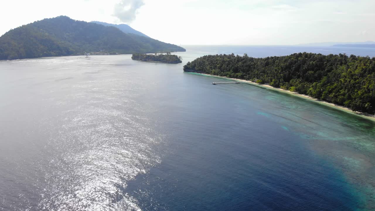 volando sobre el tranquilo mar azul junto a la isla de kri en verano en indonesia