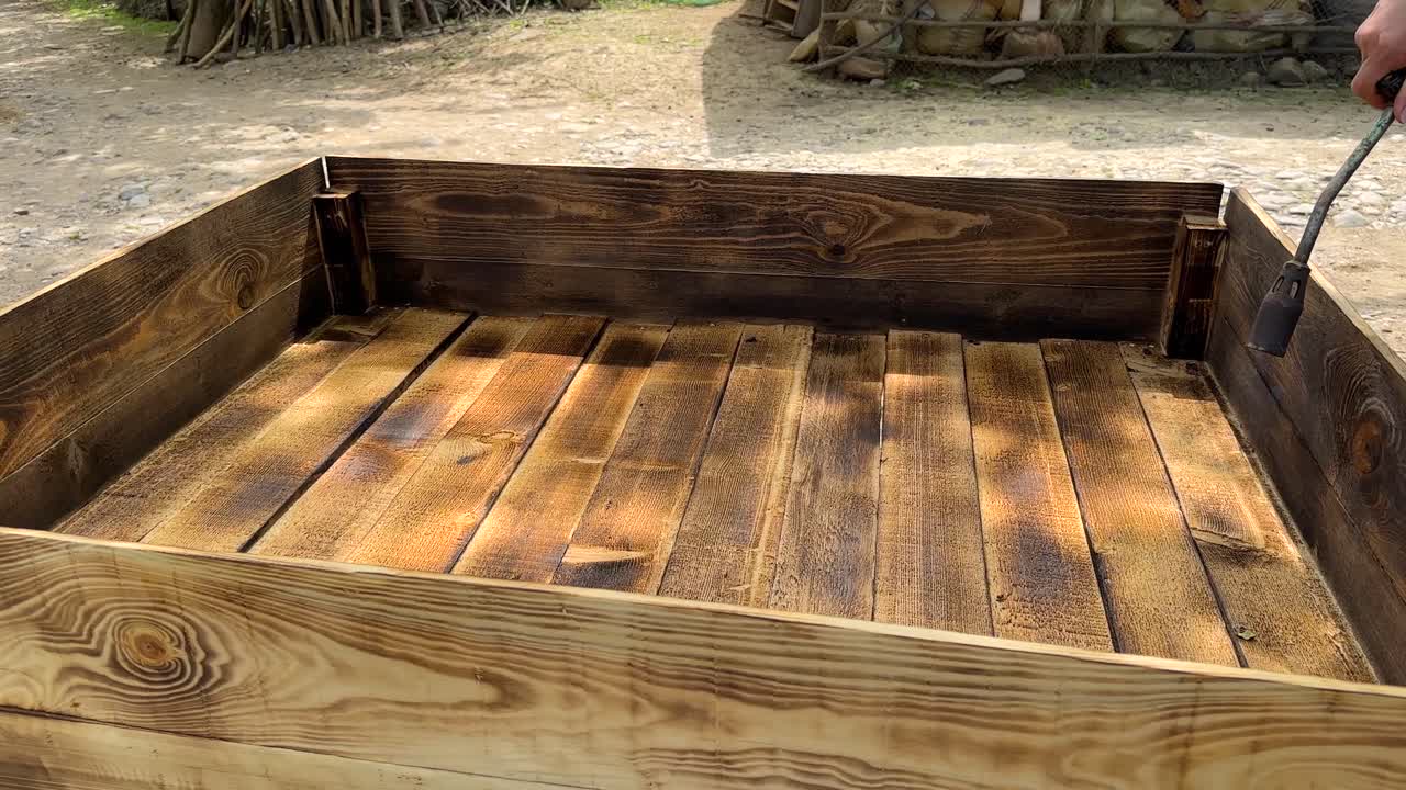 목재를 태우는 목공은 목조 상자를 만들고 농촌 마을, 시골에서 식물이 자라는 침대를 만들었습니다. 이란의 아름다운 지역 주민, 자연 풍경, 수확 계절, 길란 유기농, 채소, 건강한 삶.