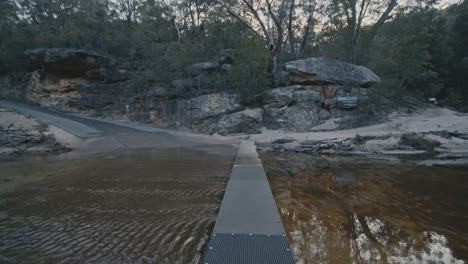 Caminando-A-Lo-Largo-Del-Puente-A-Través-Del-Agua-En-El-Parque-Nacional-De-Jellybean-Pool-En-El-Oeste-De-Sydney,-Australia