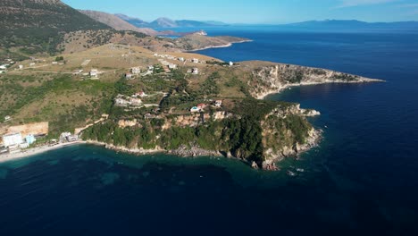 Wunderschöne-Ionische-Küste-In-Albanien-Mit-Blauen-Buchten-Und-Großen-Felsen,-Ein-Beliebtes-Ziel-Für-Den-Sommerurlaub