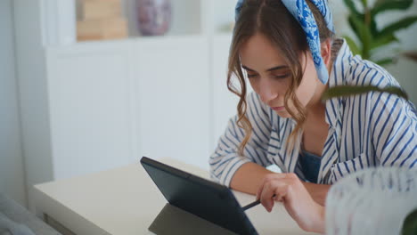 primer plano de una mujer usando una tableta digital