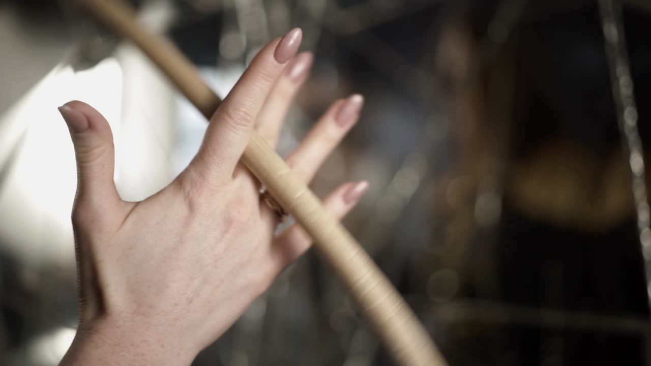 la mano de una mujer que opera una máquina o un equipo