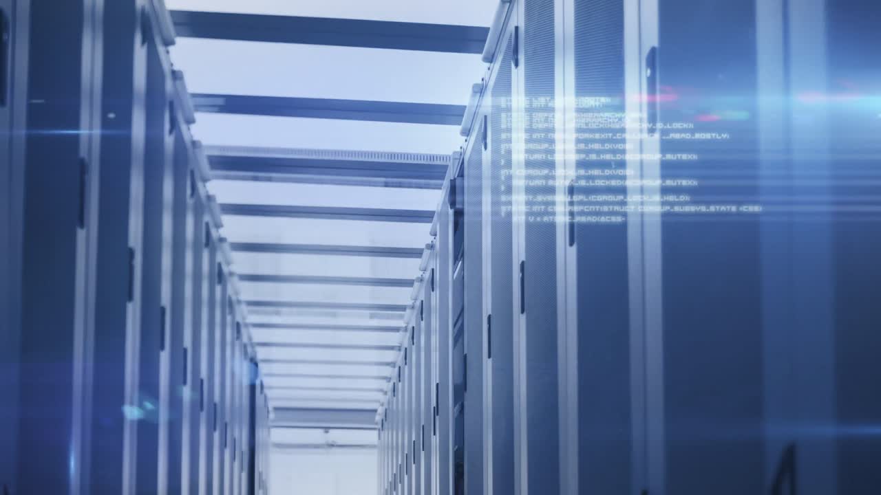 빛나는 불빛으로 서버 방에 있는 컴퓨터 서버
