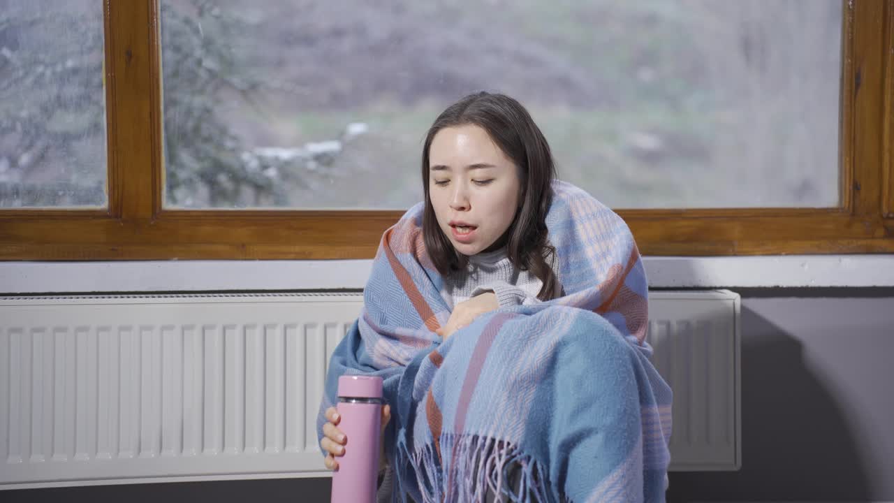 아시아 여자는 집에서 춥다.