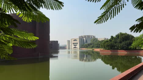 방글라데시 국회의사당 (bangladesh national parliament building) 은 카에 있는 루이스 칸 (louis kahn) 이 설계한 건물이다.