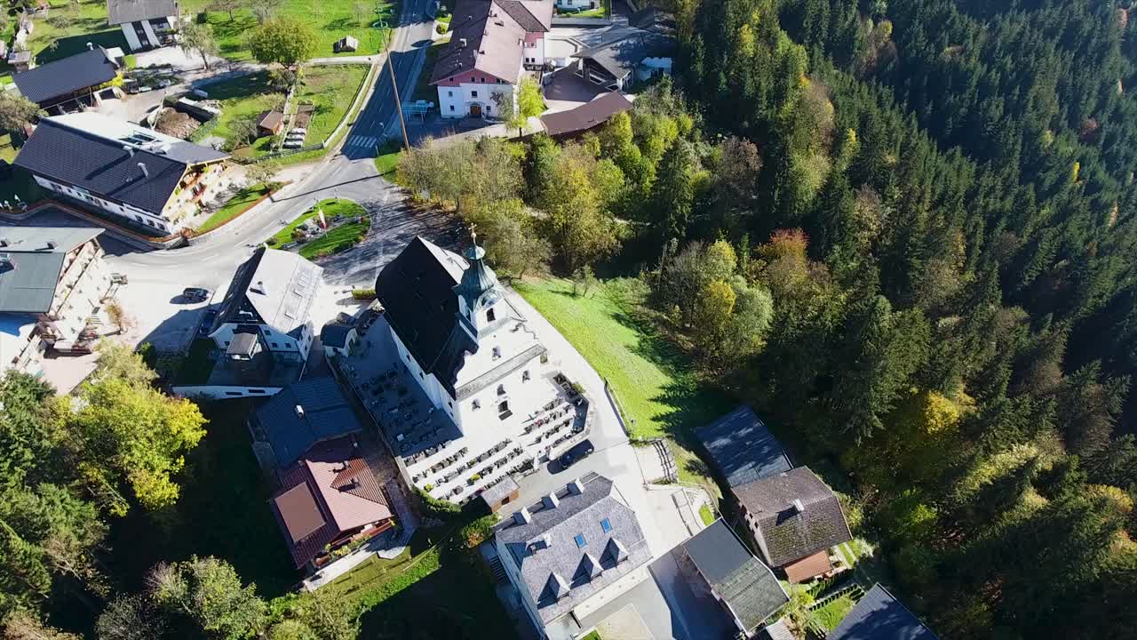 Luftaufnahme, Flug mit der DJI Phantom 4 in Tirol, wunderbare Aussicht auf Itter mit der charmanten kleinen Kirche