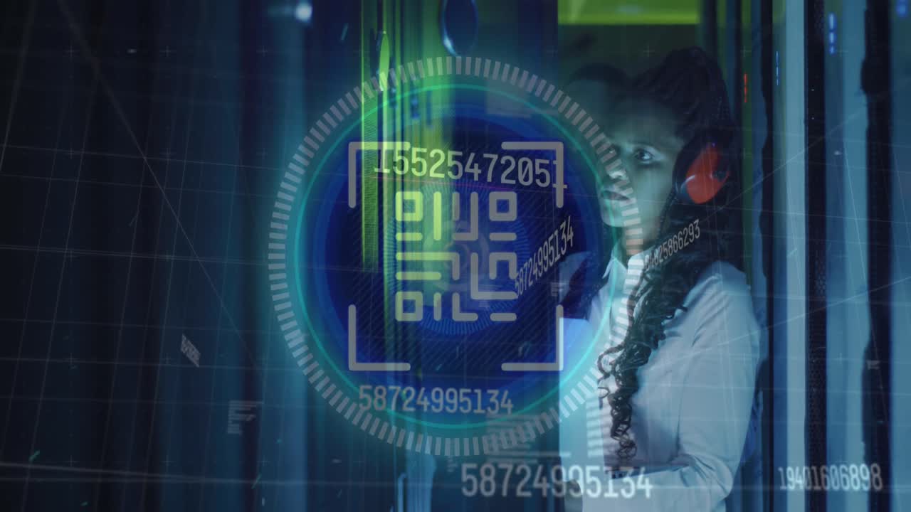 animación de procesamiento de datos sobre una trabajadora de la sala de servidores afroamericana que usa auriculares