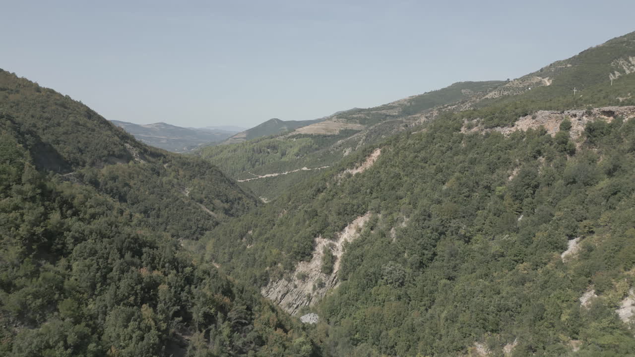 drone filmado cerca de la cascada de bogova verano en albania en las montañas en un día soleado registro