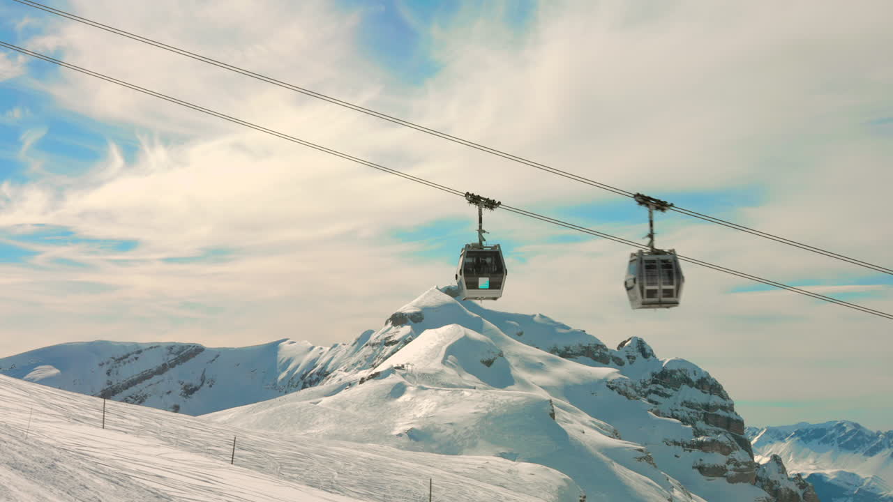 Funivia in una stazione sciistica francese nelle Alpi francesi, Francia