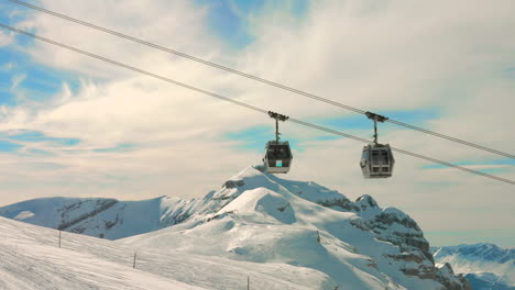 Teleférico-En-La-Estación-De-Esquí-Francesa-En-Los-Alpes-Franceses,-Francia