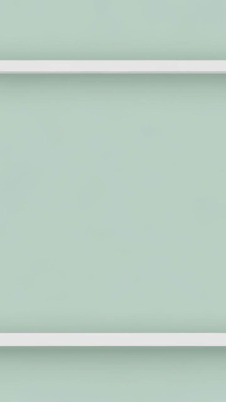 Video verticale: Pergamena bruciacchiata che scivola verso il centro su tela color menta, mentre un nastro bianco forma dei binari.