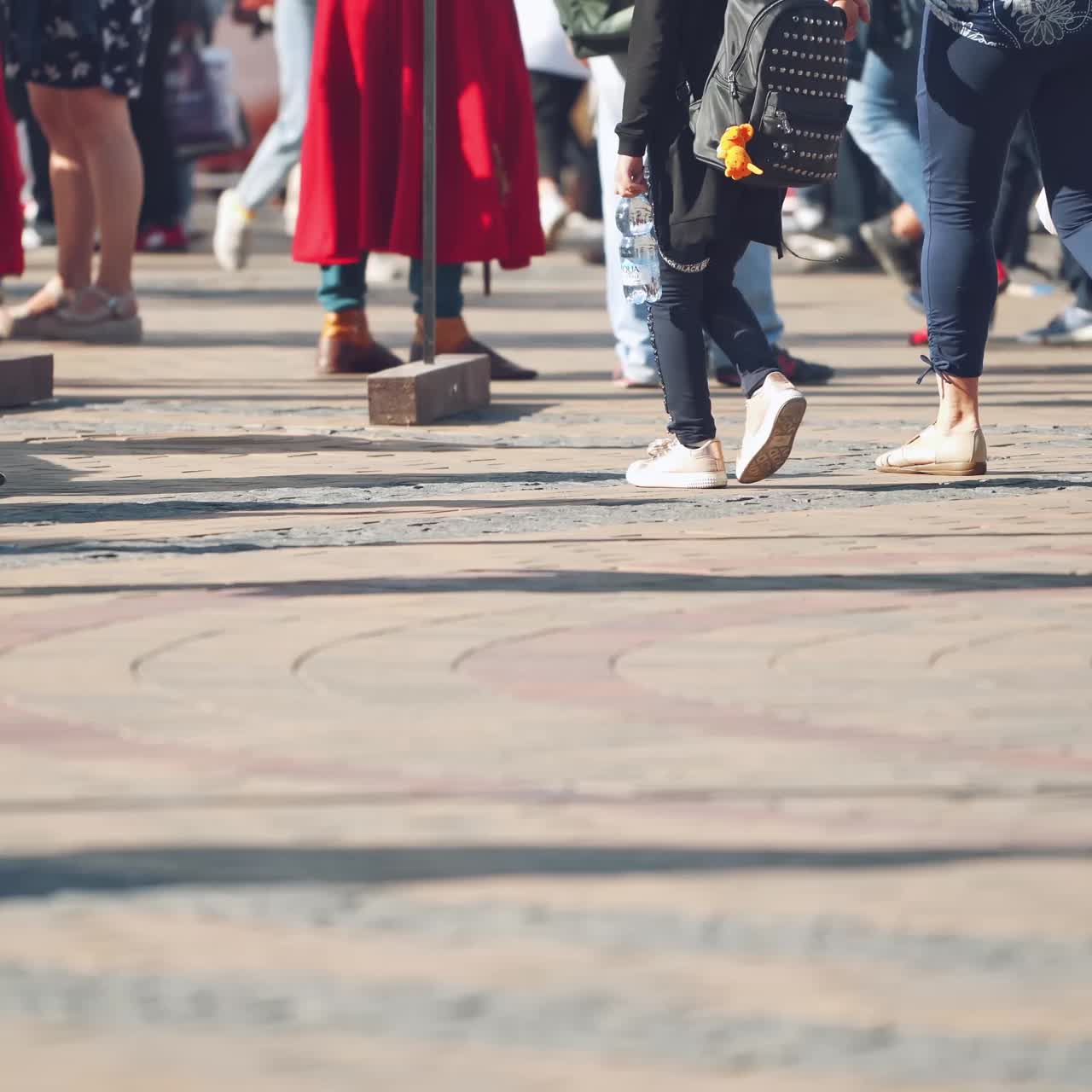 Piedi di persone che camminano in città