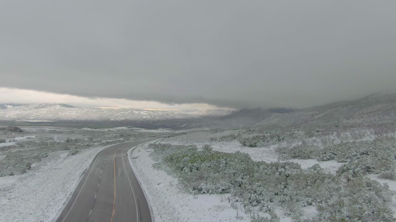 조감도는 눈 덮인 산길에서 위로 움직입니다.