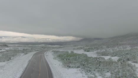 la vista aérea se mueve hacia arriba en una carretera de montaña nevada