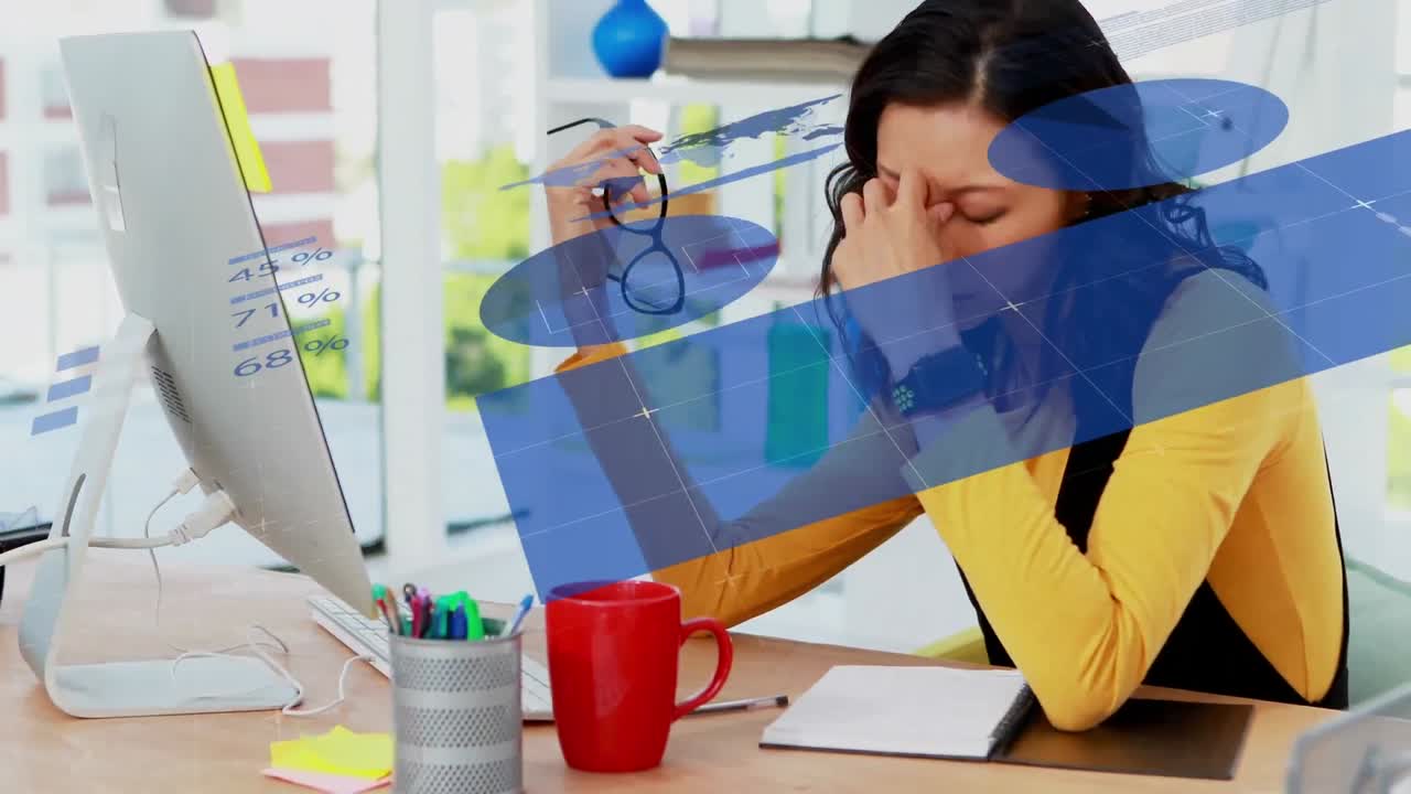 사무실에 있는 백인 사업가 여성에 대한 금융 데이터 처리의 애니메이션