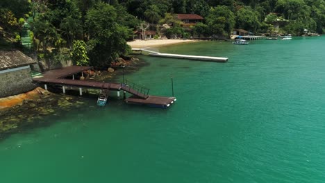 riva costiera vuota senza persone, ombrellone sulla riva dell'oceano, hotel sulla spiaggia costiera dell'oceano