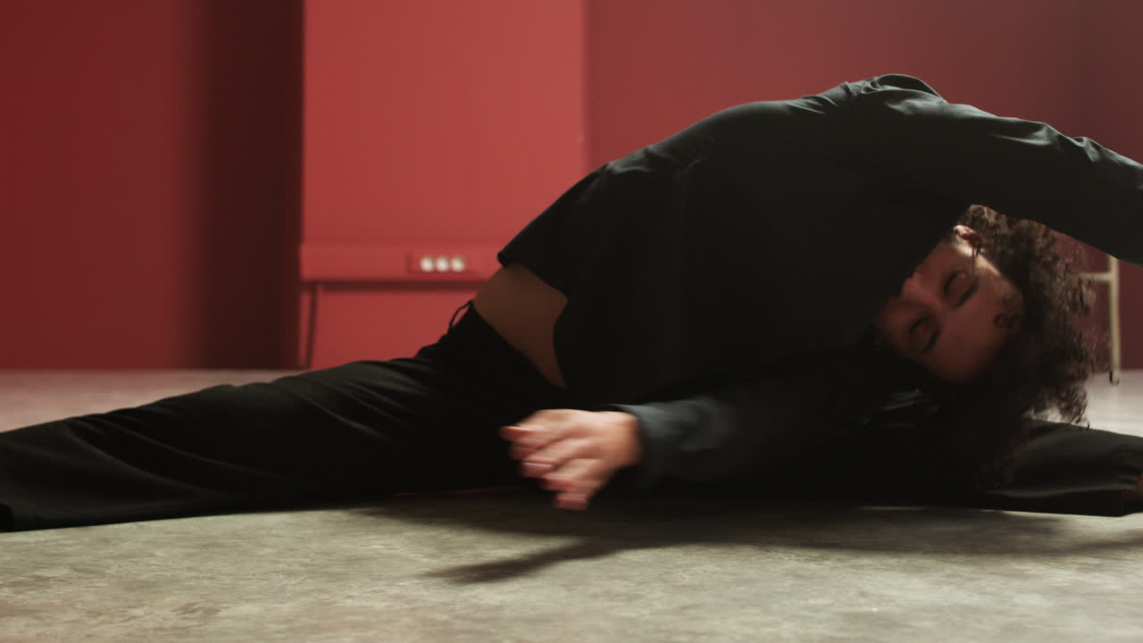 바닥에서 움직이는 라틴 댄서