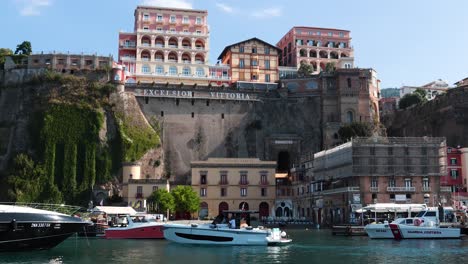 yates atracados cerca de los pintorescos edificios en los acantilados de sorrento
