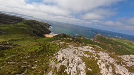 Filmische-FPV-4K-Drohnenaufnahmen-In-Murder-Hole-Beach-–-Donegal