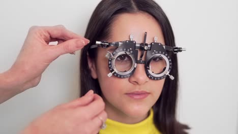 hermosa chica en optometrista comprueba la vista
