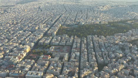 Vista-Aérea-Alta-Atenas-Edificios-Interminables-De-La-Ciudad,-Ciudad-Del-Norte,-Grecia