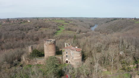 Luftdrohnenaufnahmen-Des-Zerstörten-Chateau-De-Chateaubrun-In-Creuse,-Zentralfrankreich