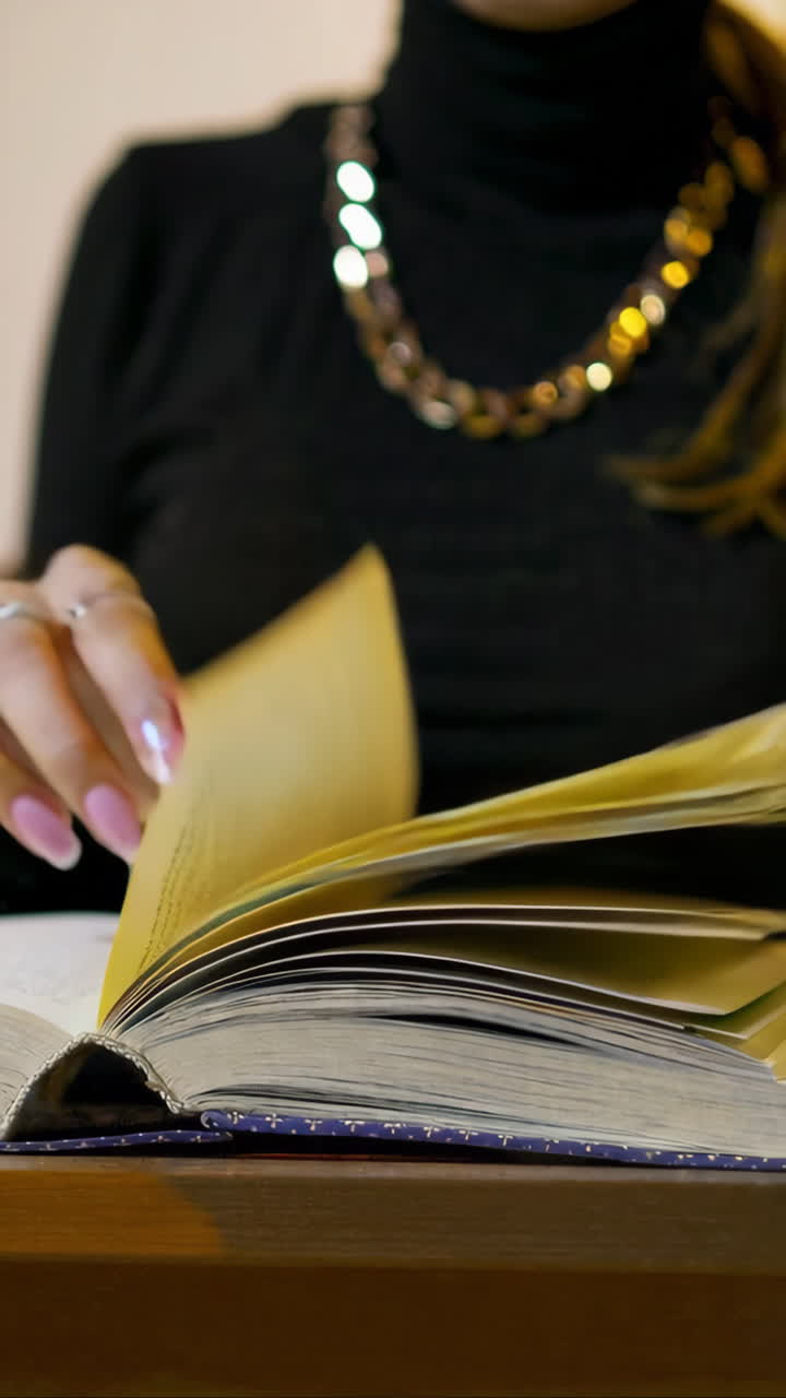 mujer leyendo un libro