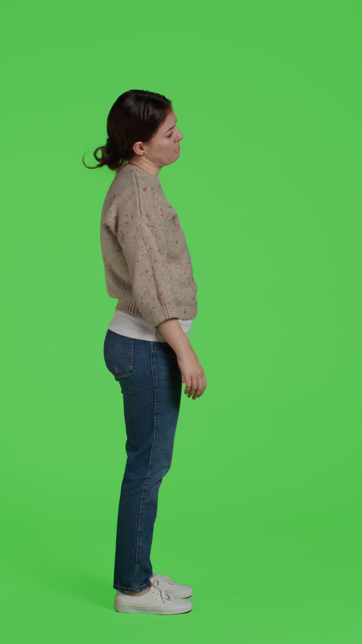 Video verticale: profilo di una donna triste che si mostra scoraggiata su green screen isolato