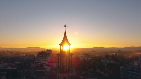 uhrturm bei sonnenuntergang mit einem wunderschönen drohnenschuss zur goldenen stunde