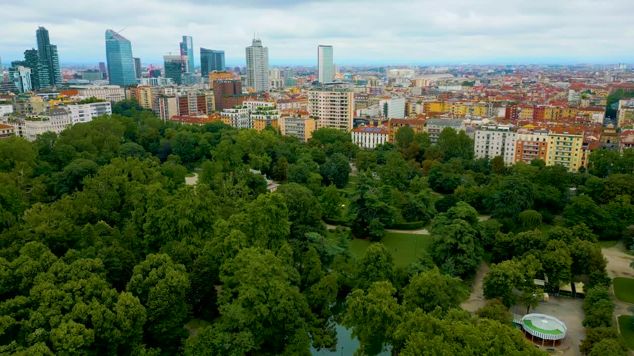 video de drones aéreos de 4k de edificios de apartamentos de gran altura y rascacielos modernos cerca del parque de jardines indro montanelli en milán, italia (alta velocidad)