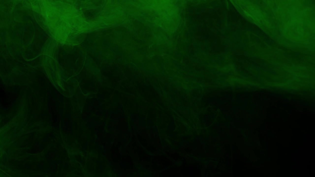Subtil og blød grøn tåge eller røg driver langsomt hen over en mørk skærm. Atmosfærisk overlay til at skabe en stemningsfuld, mystisk eller uhyggelig atmosfære. Til gyser og fantasy