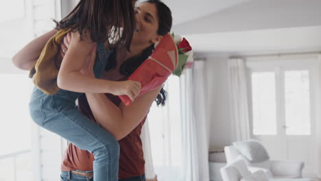 hija corriendo a la madre y entregándole un ramo de flores para celebrar el cumpleaños o el día de la madre