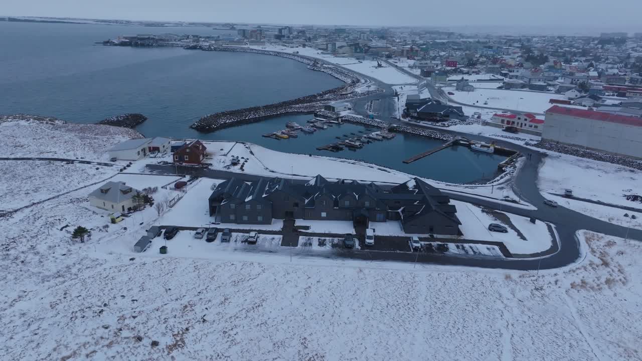 Luftfoto af Keflavík marina og havn på Islands atlanterhavskyst med by i baggrunden
