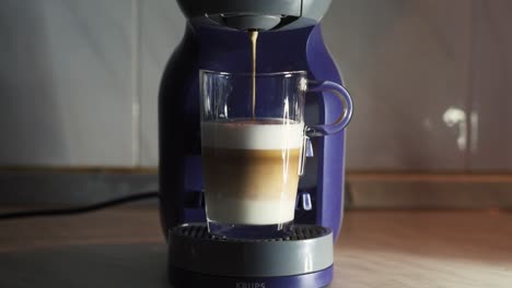 Capuccino-Auf-Einer-Kaffeemaschine-Zubereiten