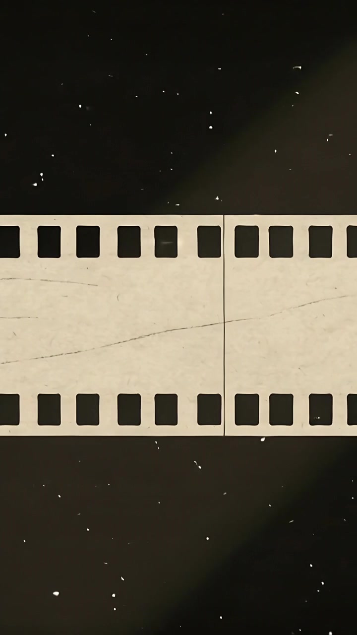 Video verticale: Avvio della riproduzione con una pellicola di inizio film invecchiata che scorre su un cielo stellato, mostrando una giunzione.