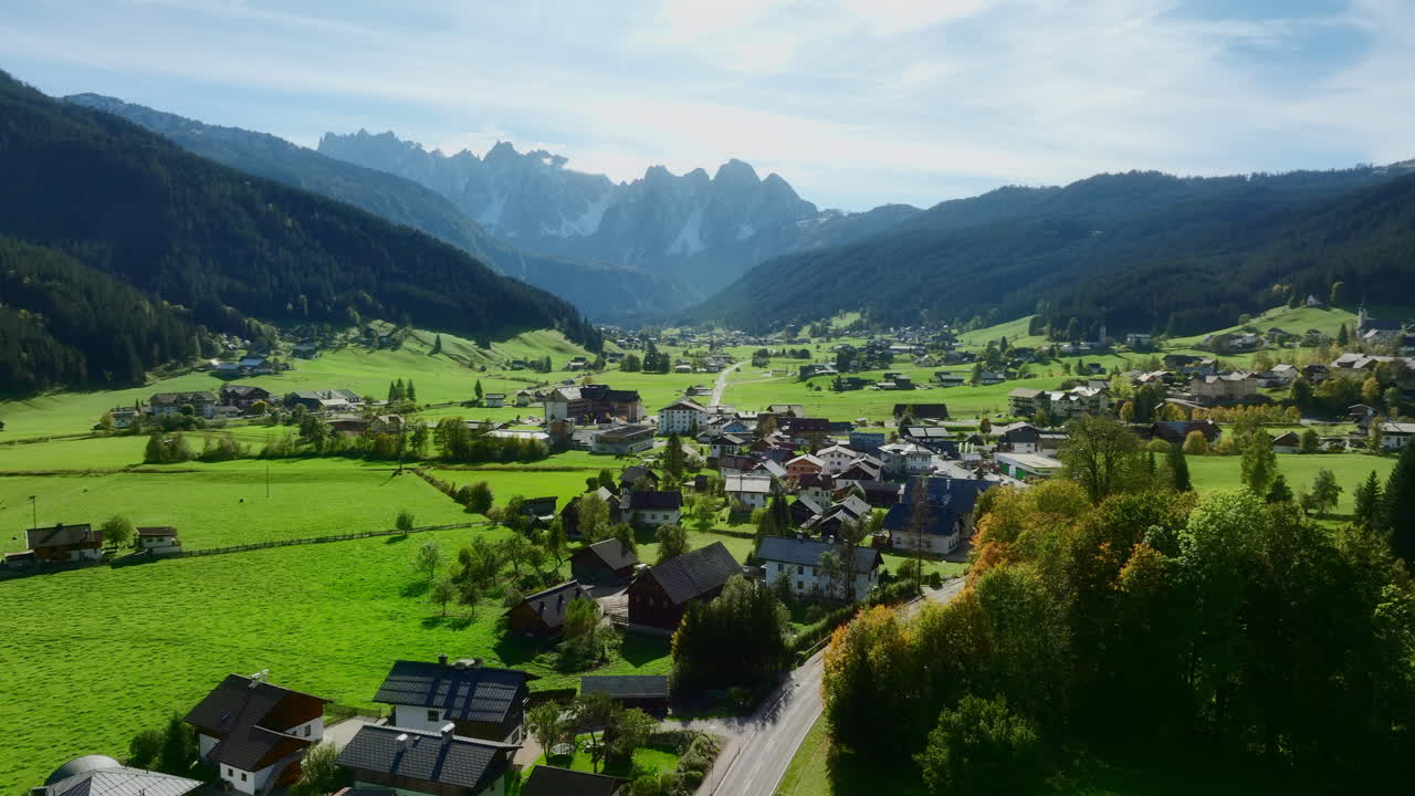 hermosa vista aérea del municipio de gosau en austria