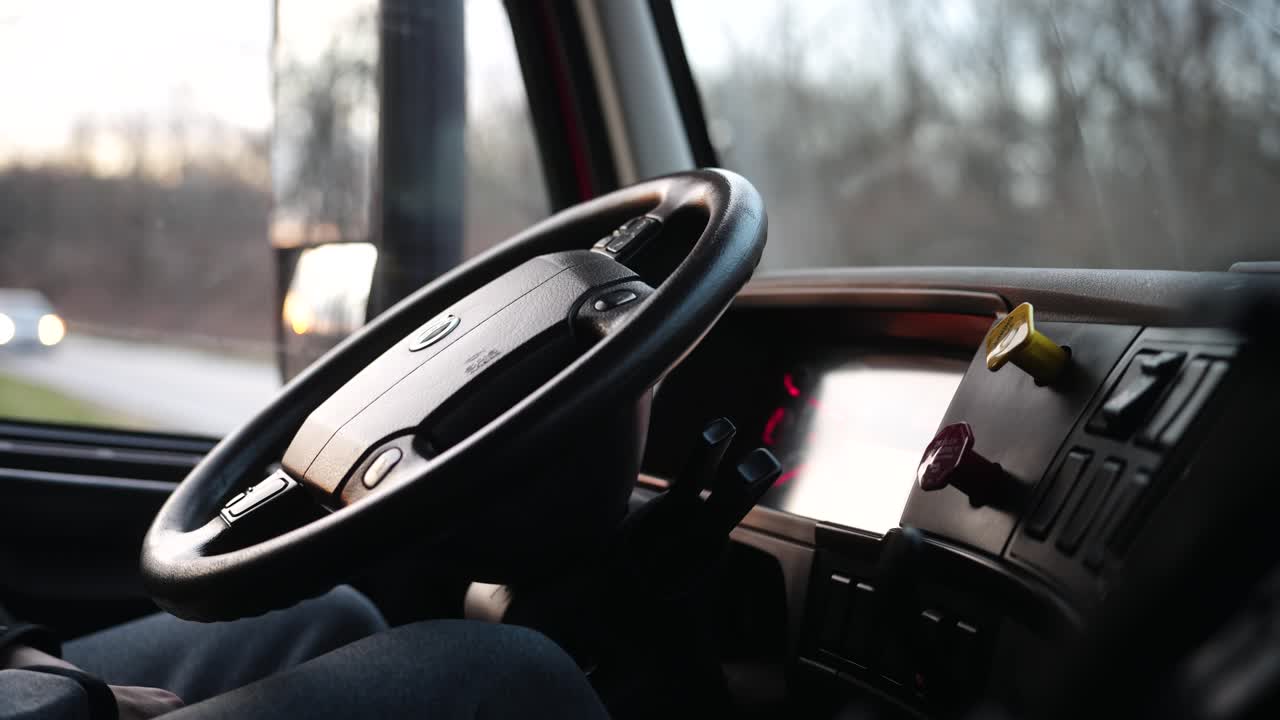 primer plano del conductor del camión girando a la izquierda