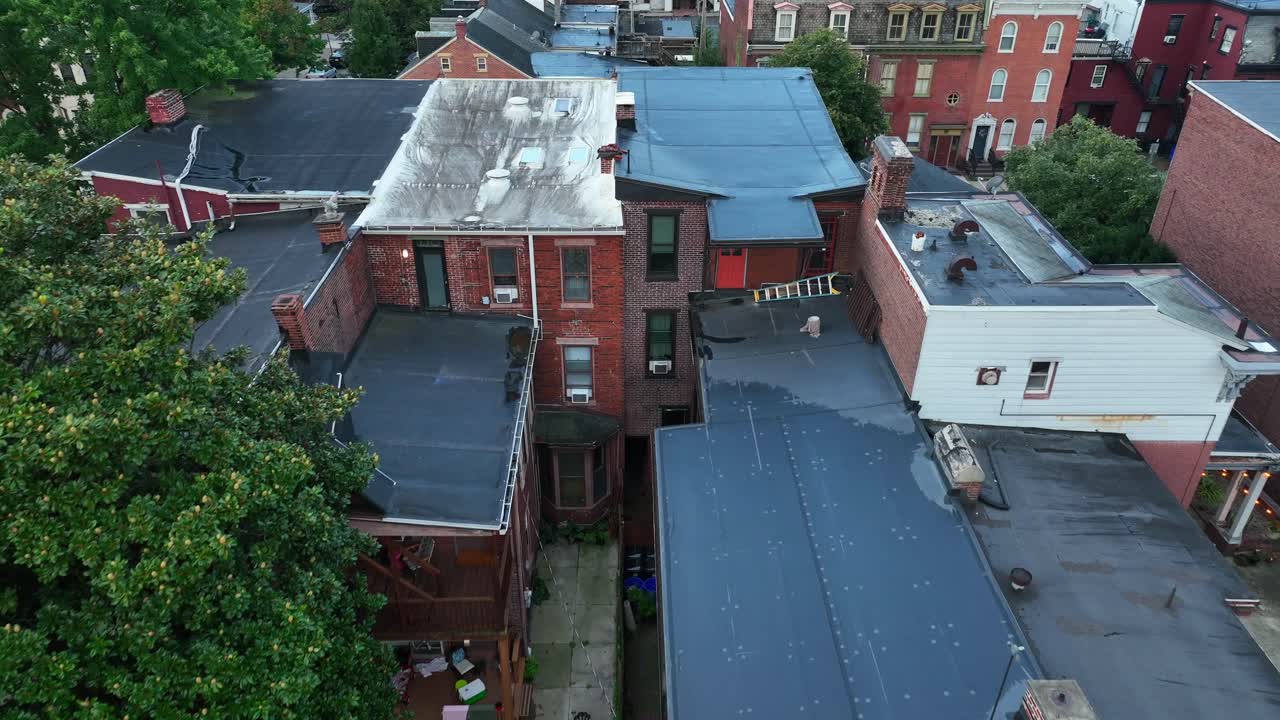 parte trasera de la casa de construcción de apartamentos con escaleras de escape en caso de incendio