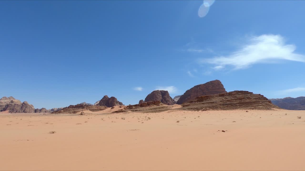 사막 운전 관점과 배경 요르단 와디 럼